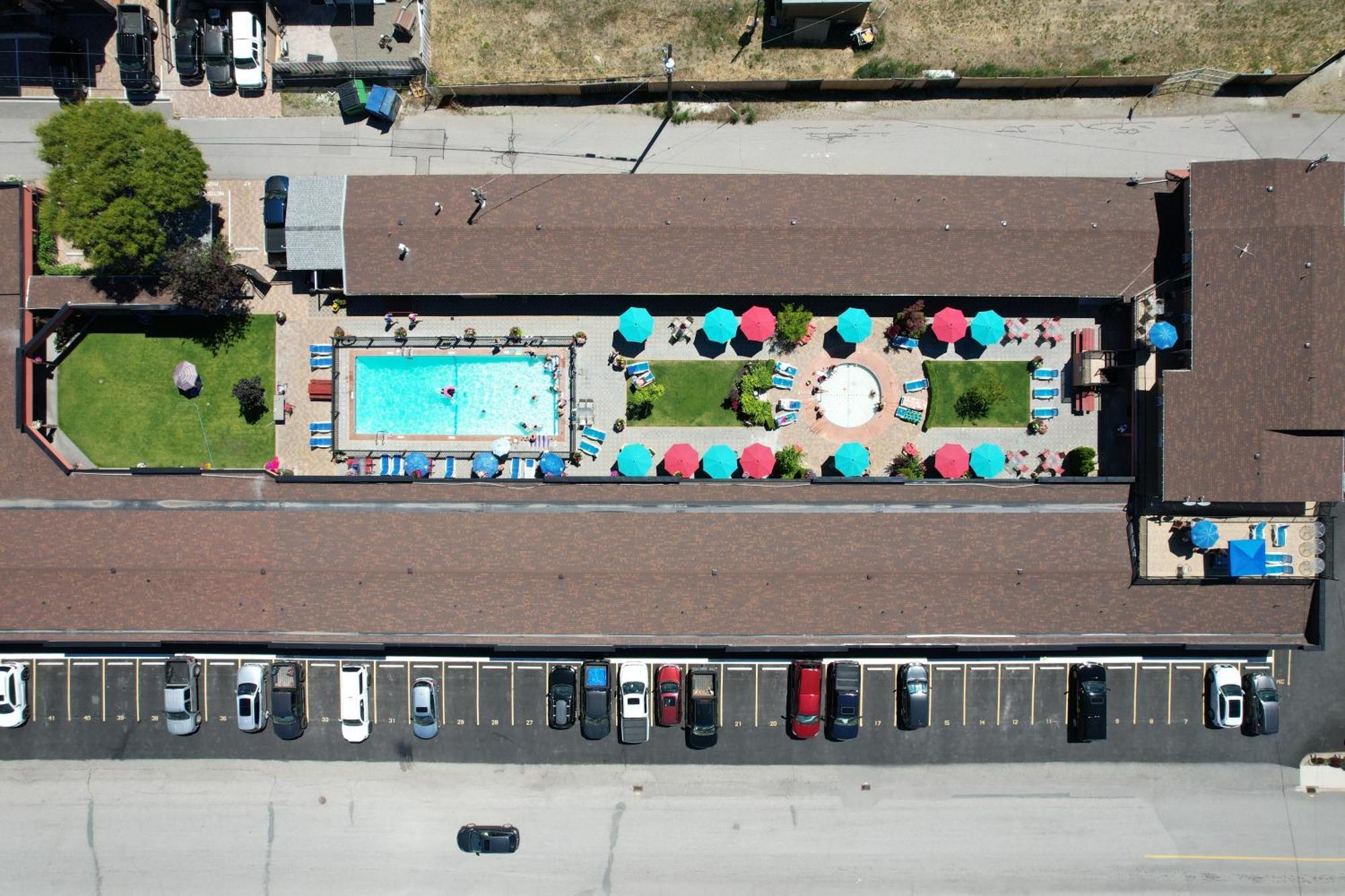 Sahara Courtyard Inn & Suites Osoyoos Exterior photo