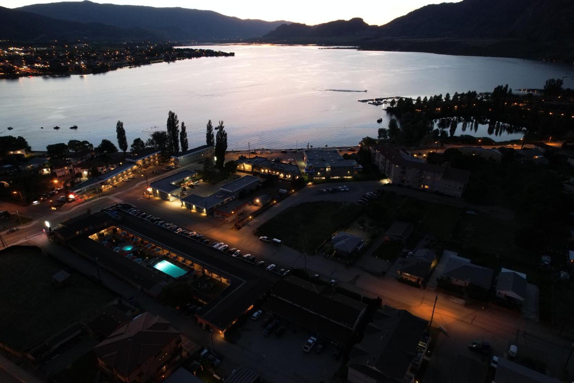 Sahara Courtyard Inn & Suites Osoyoos Exterior photo