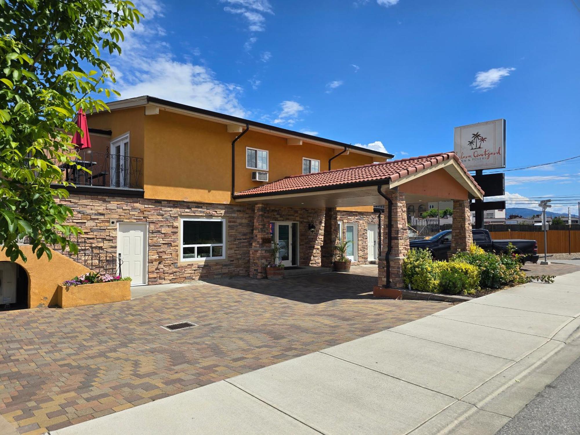 Sahara Courtyard Inn & Suites Osoyoos Exterior photo