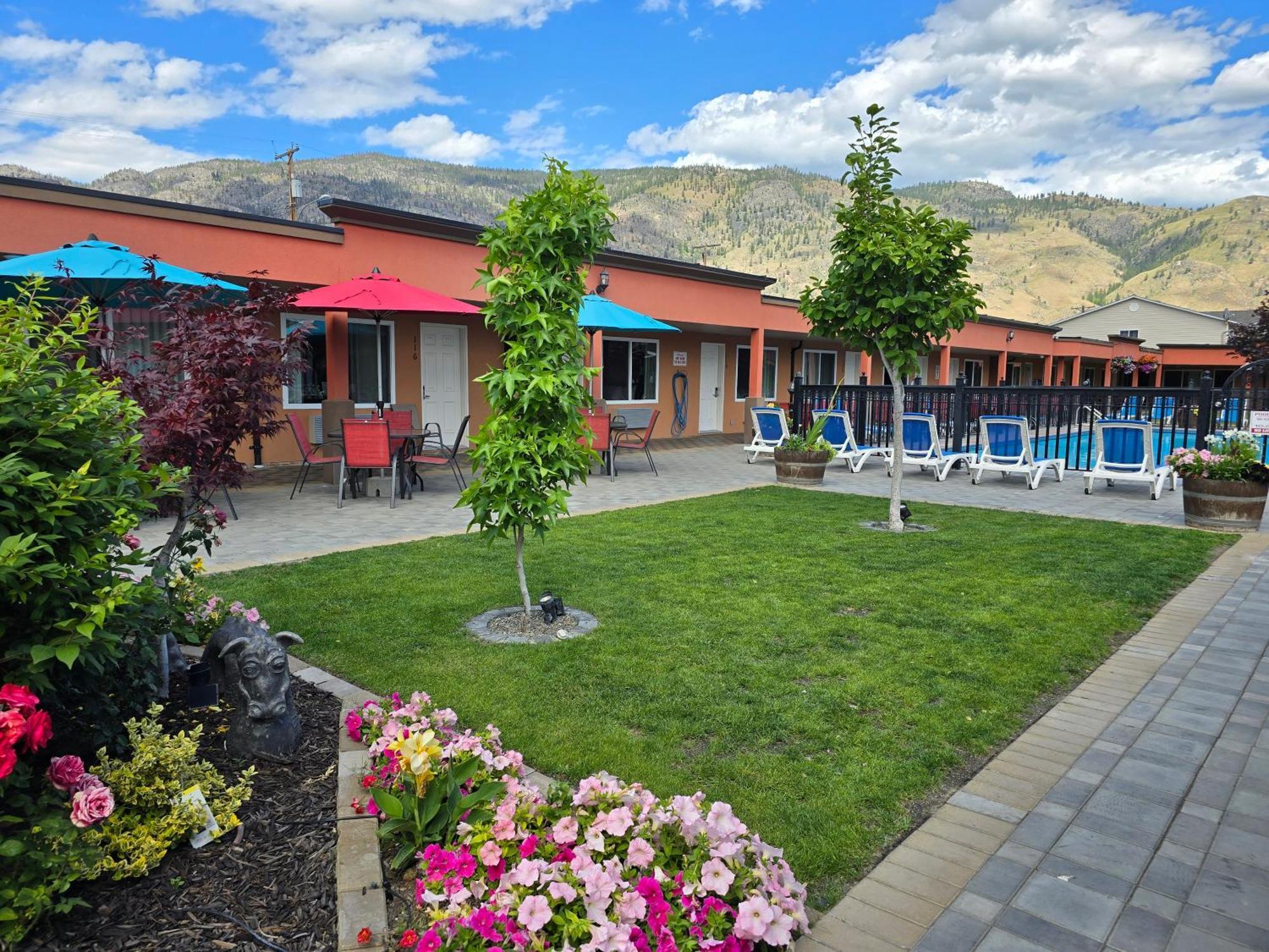 Sahara Courtyard Inn & Suites Osoyoos Exterior photo