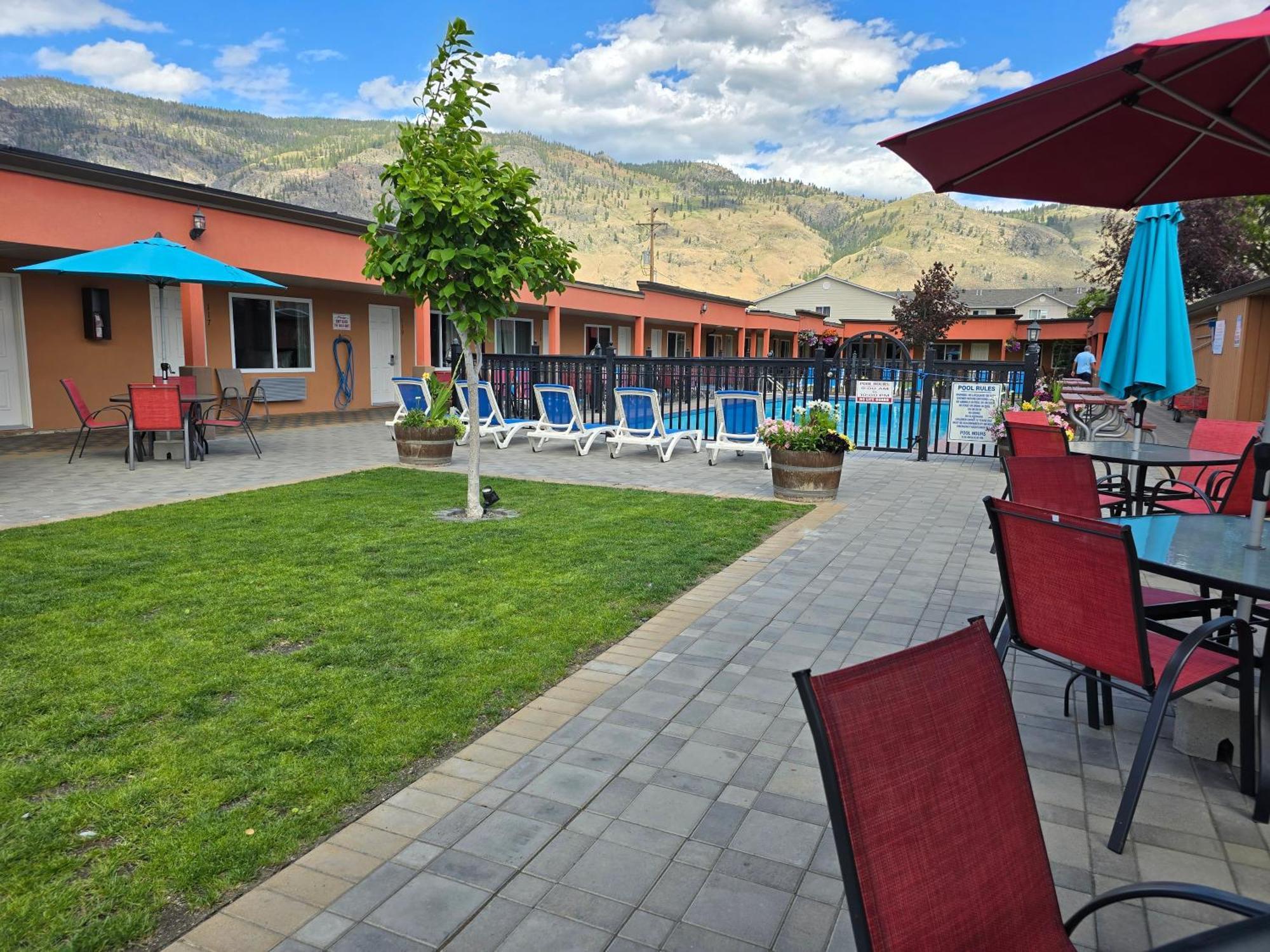 Sahara Courtyard Inn & Suites Osoyoos Exterior photo