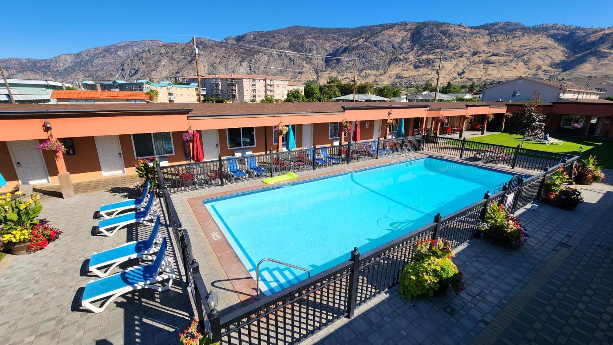 Sahara Courtyard Inn & Suites Osoyoos Exterior photo