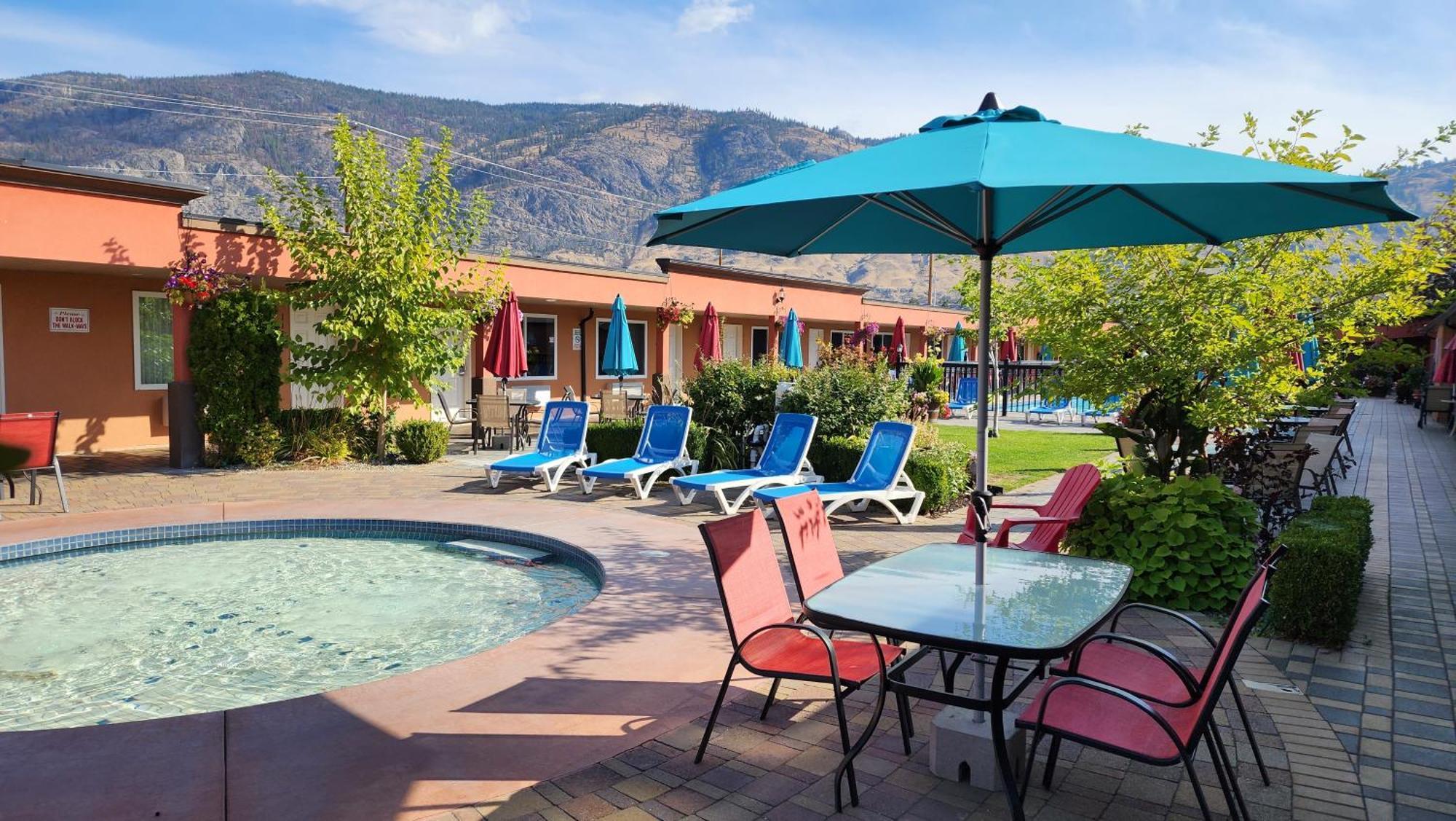 Sahara Courtyard Inn & Suites Osoyoos Exterior photo