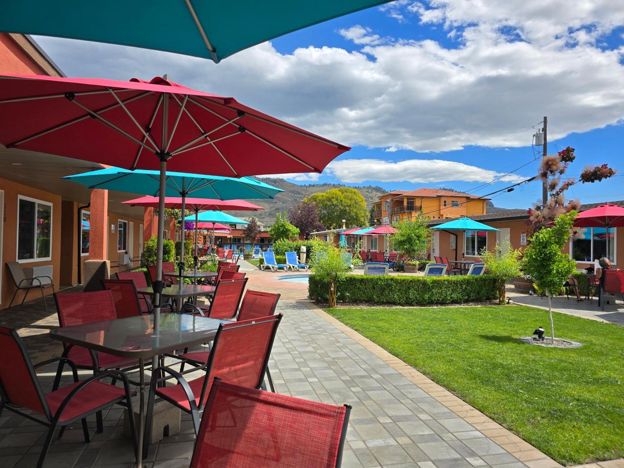 Sahara Courtyard Inn & Suites Osoyoos Exterior photo