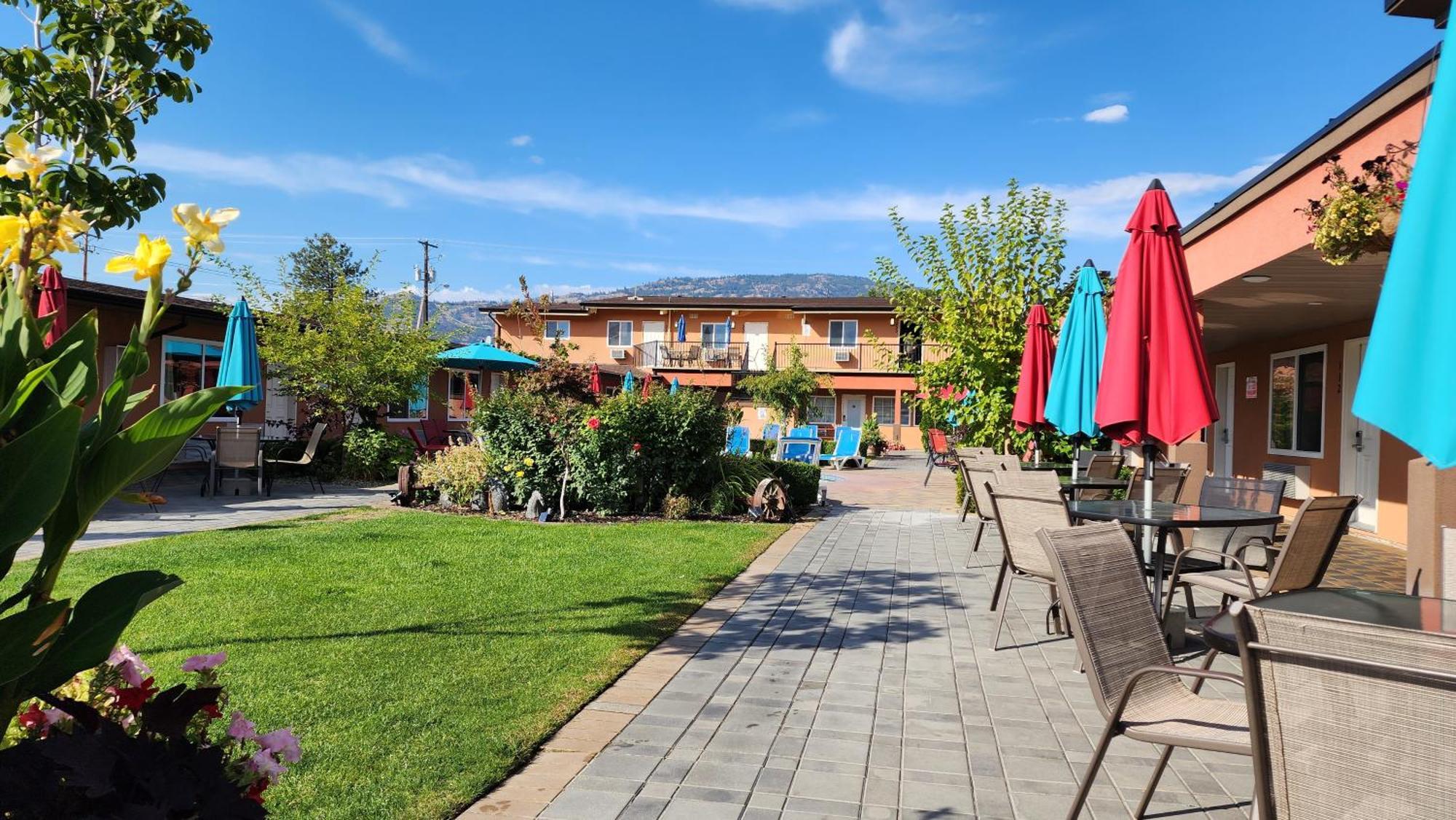 Sahara Courtyard Inn & Suites Osoyoos Exterior photo