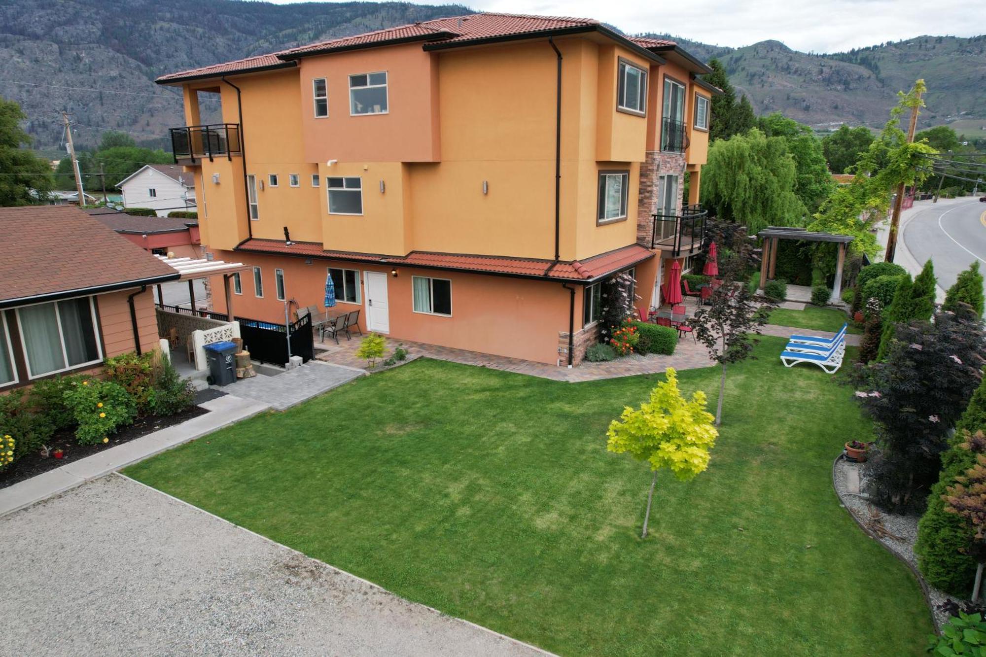 Sahara Courtyard Inn & Suites Osoyoos Exterior photo